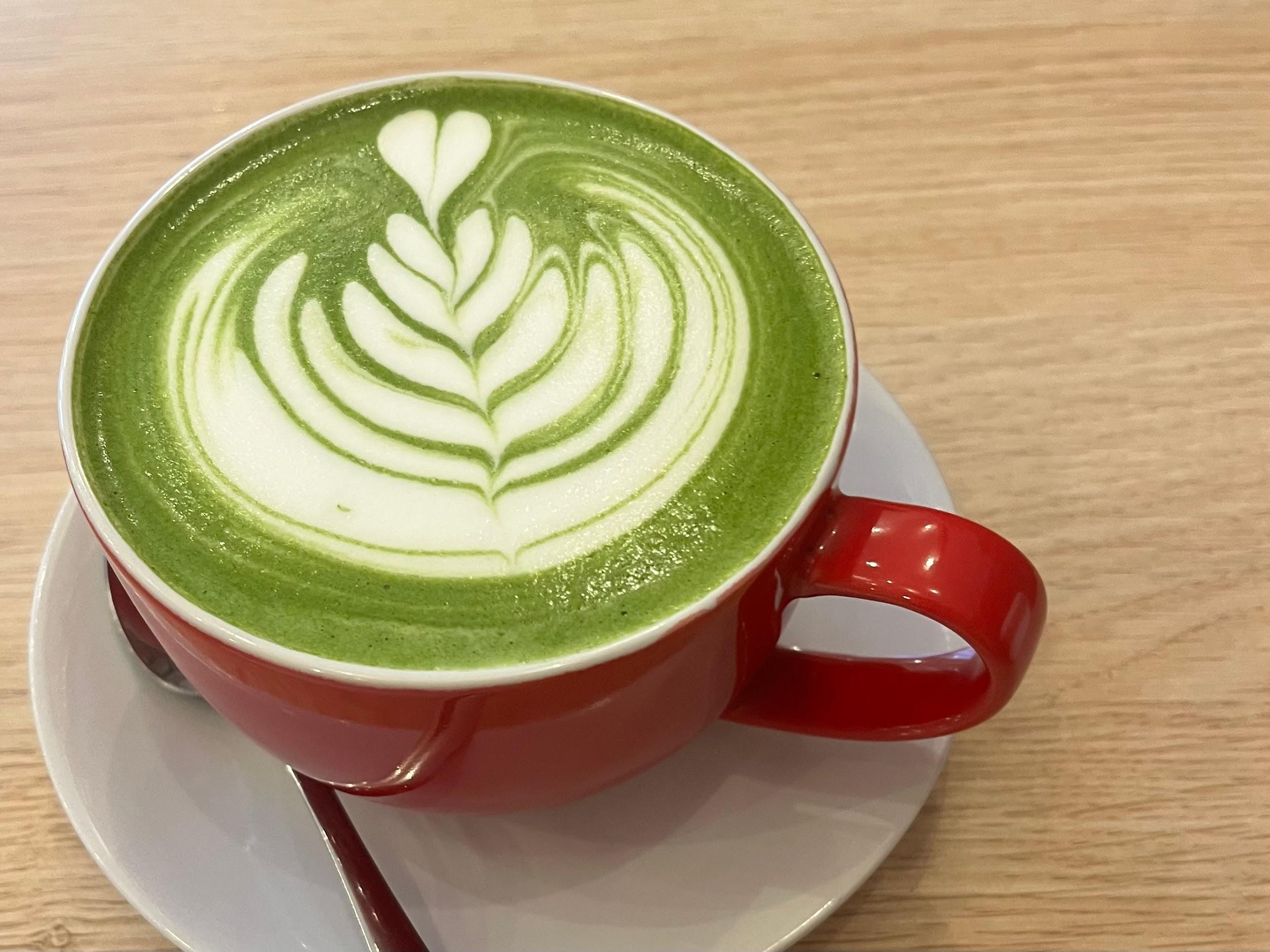 Matcha latte v Košiciach - Foxford jahodové matcha latte a Frištik matcha s latte art