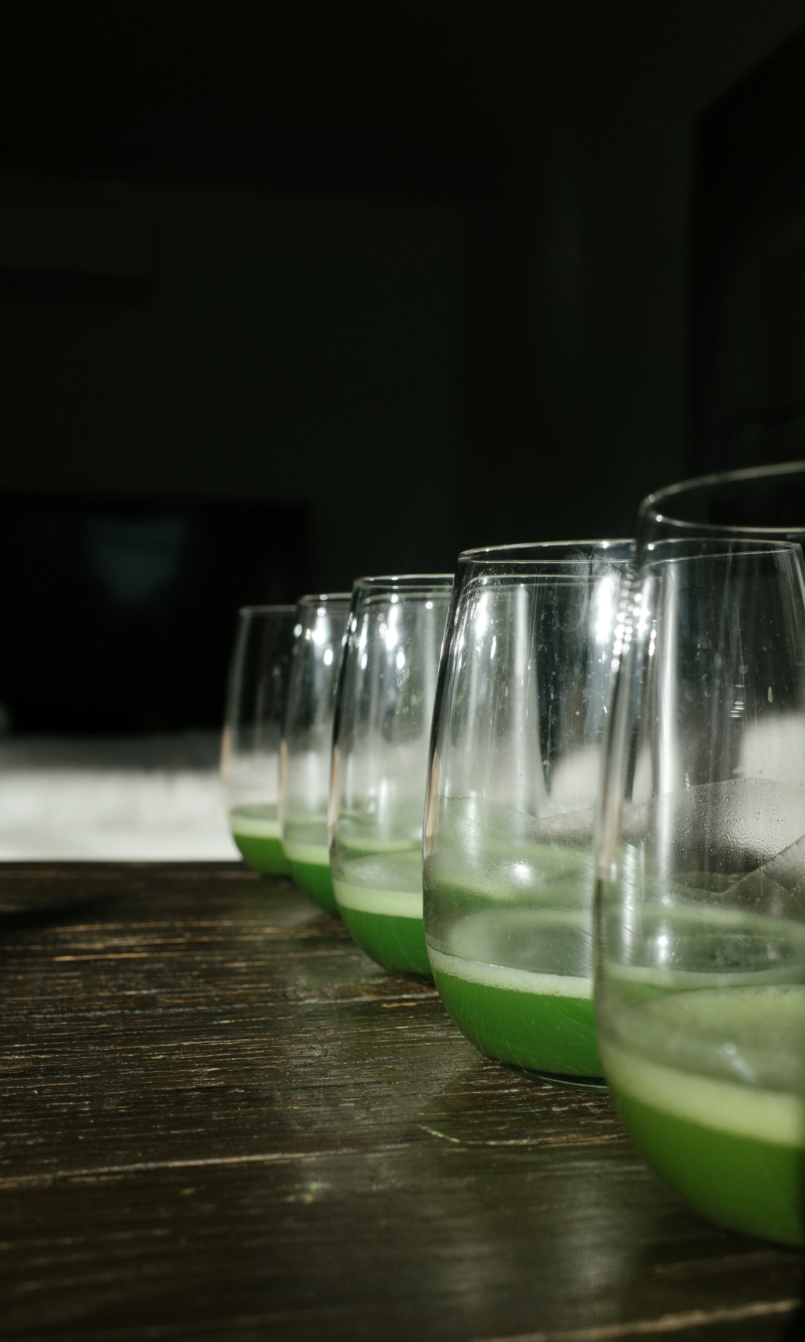 Ochutnávka matcha kultivarov v SORAMI Košice - rad pohárov s matcha
